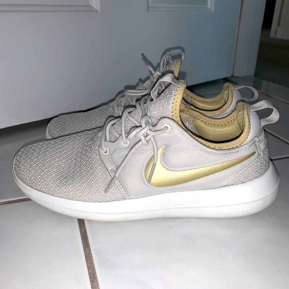 Nike women’s Roshe 2 silver/Gold
